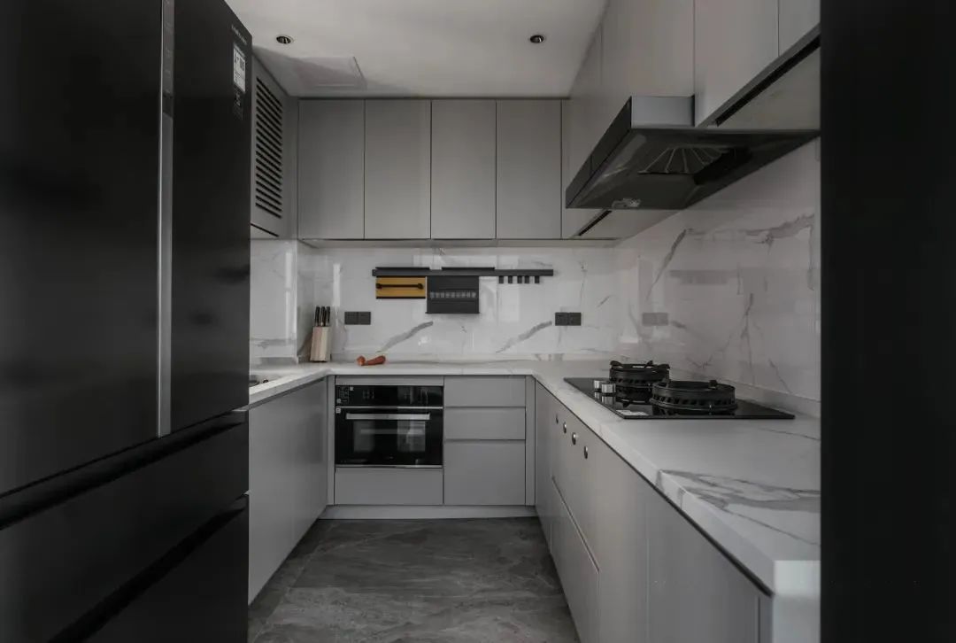 黑白灰装修样板间简约（180平方米房屋设计图效果图）-9
