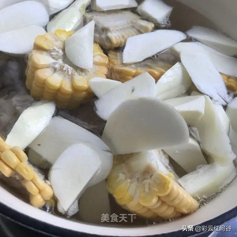 羊肚菌煮多久可以吃（羊肚菌玉米龙骨汤的做法）-7