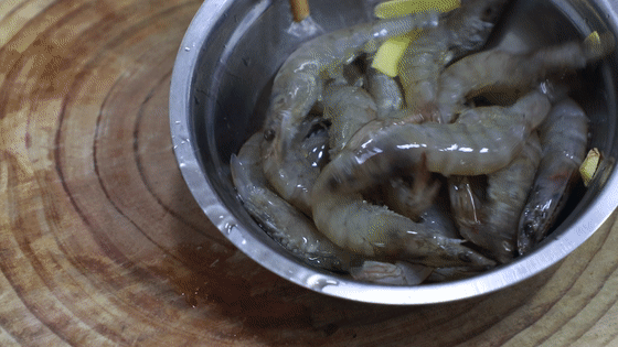 蒸虾的调料汁怎么做好吃（清蒸基围虾的做法和配料）-2