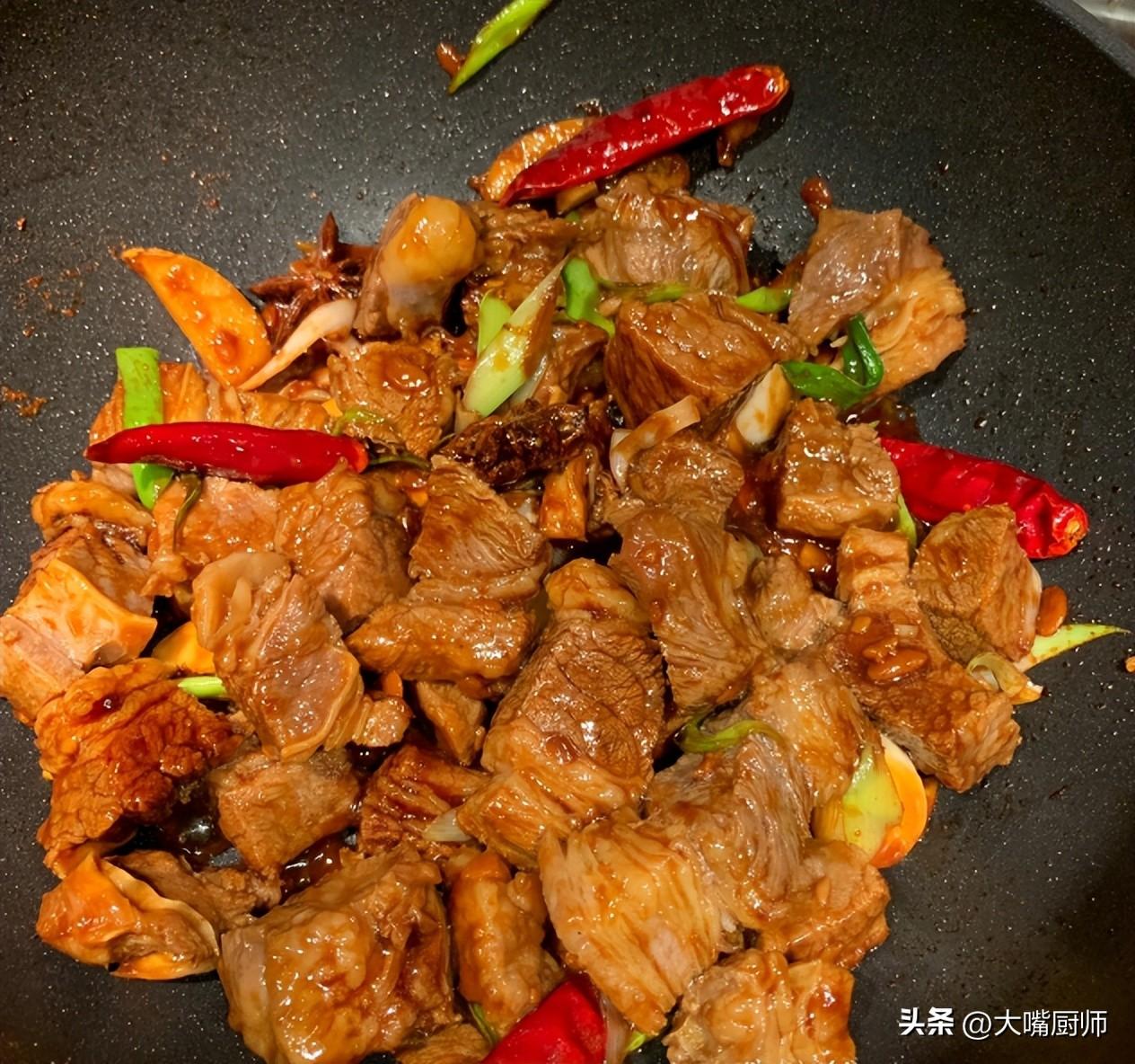 牛肉炖完后嚼不动补救（炖牛肉的做法怎样又烂又软）-7