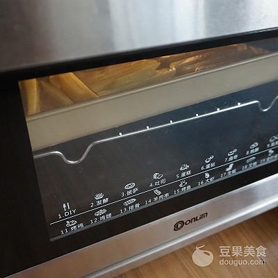 薯条烤箱温度和时间（烤箱里烤薯条的做法窍门）-8