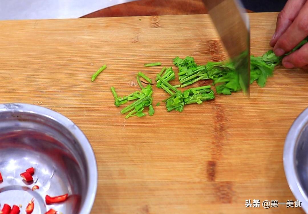 干黄花菜要泡多久才可以煮（凉拌黄花菜的家常做法）-4