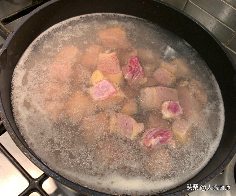 牛肉炖完后嚼不动补救（炖牛肉的做法怎样又烂又软）-6