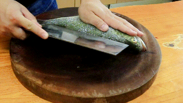 鲈鱼蒸多少分钟是最合适的（清蒸鲈鱼最好吃的做法）-2
