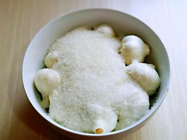 糖蒜腌制几天可以食用（水晶糖蒜的腌制方法）-6