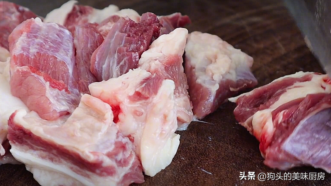 请问牛肉汤怎么做好吃（牛肉汤的熬制方法及配料）-4