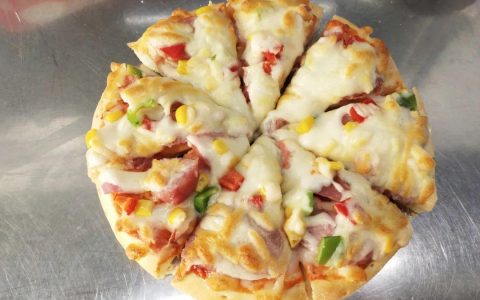 披萨怎么做需要什么材料_披萨上面放哪些配菜