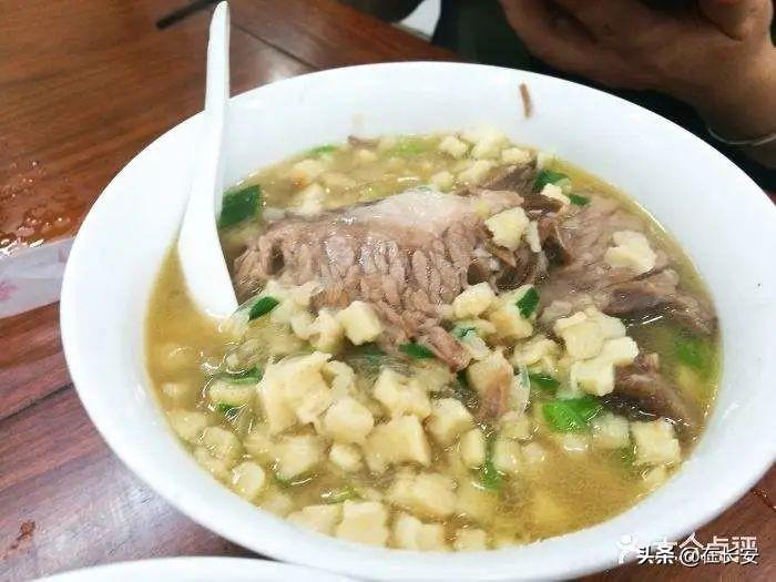 羊肉泡馍是哪里的风味食品（羊肉泡馍发源地是哪里）-7