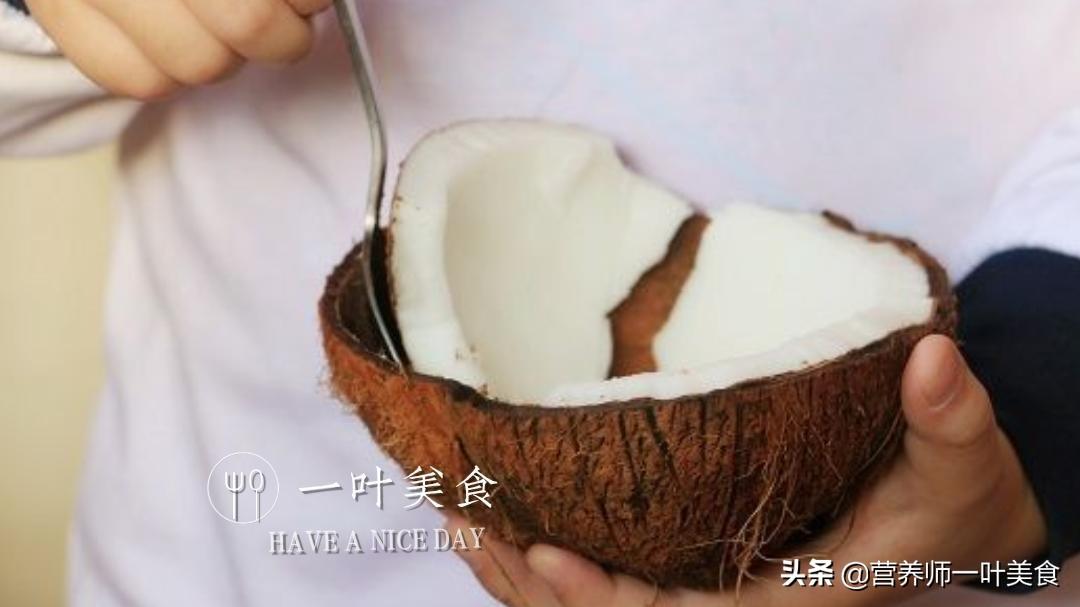 广东椰子煲鸡汤放什么材料（正宗椰子鸡的做法）-6
