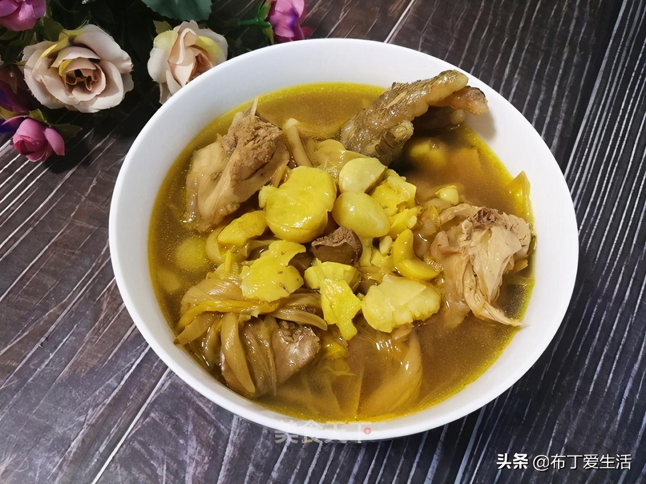 板栗煲鸡汤怎么搭配材料好喝（栗子煲汤的做法）-11