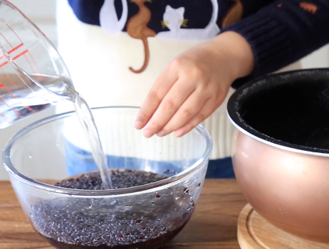 黑米和大米一起蒸米饭的做法（蒸黑米饭的做法教程）-2