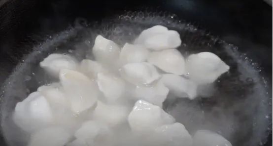 速冻饺子冷水下锅还是热水（冷冻饺子正确煮法）-4