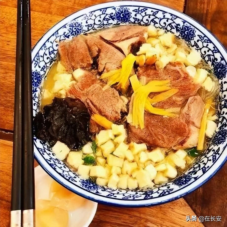 羊肉泡馍是哪里的风味食品（羊肉泡馍发源地是哪里）-1