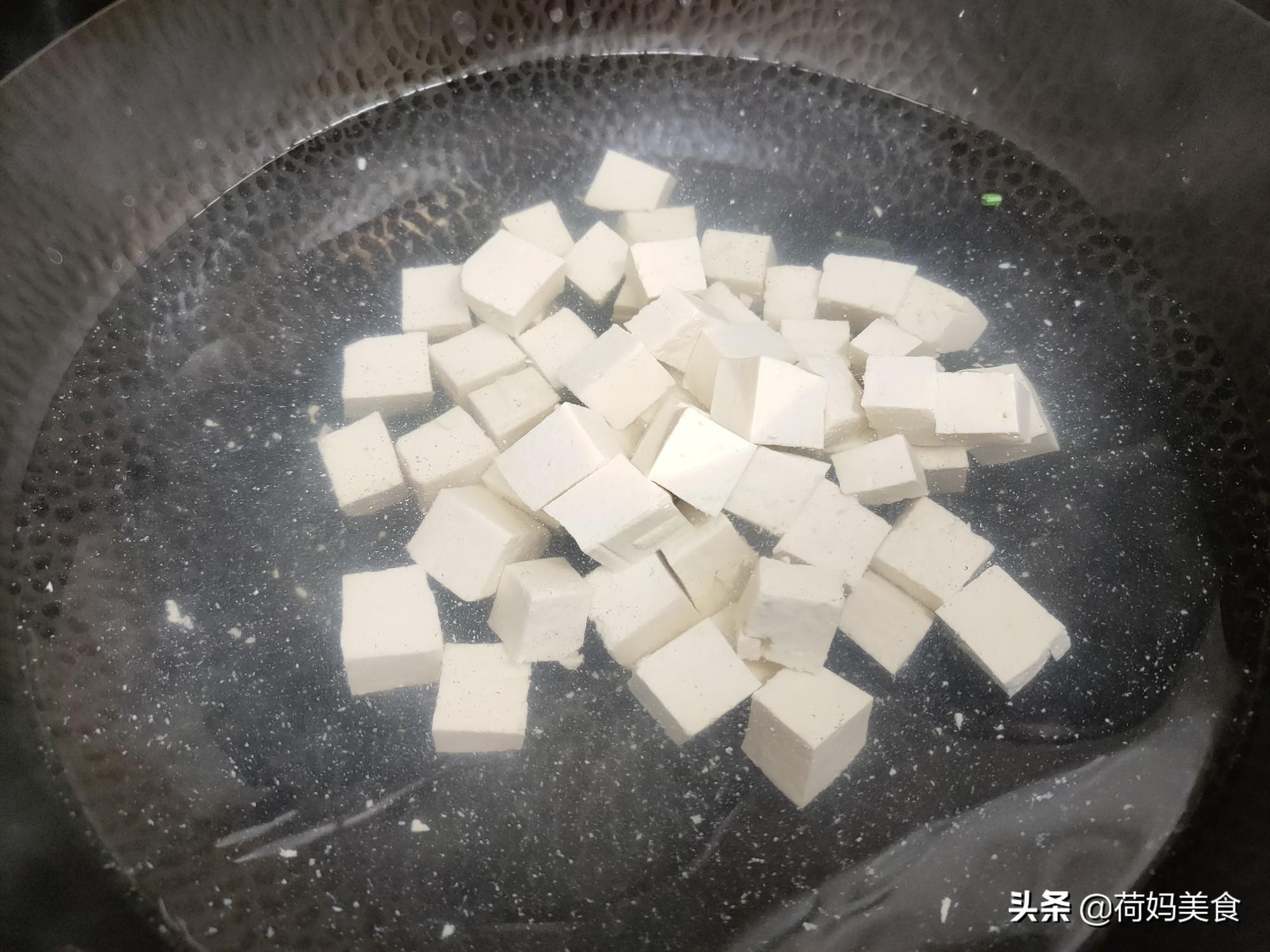 香椿调豆腐怎么调好吃又简单（香椿芽拌豆腐的做法窍门）-5