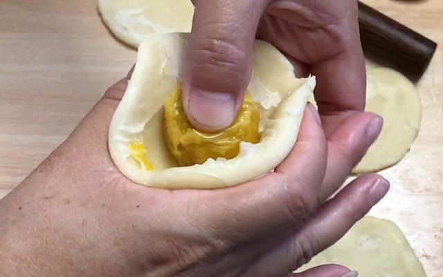 蛋黄酥的家庭做法怎么做（自制蛋黄酥的做法窍门）-6