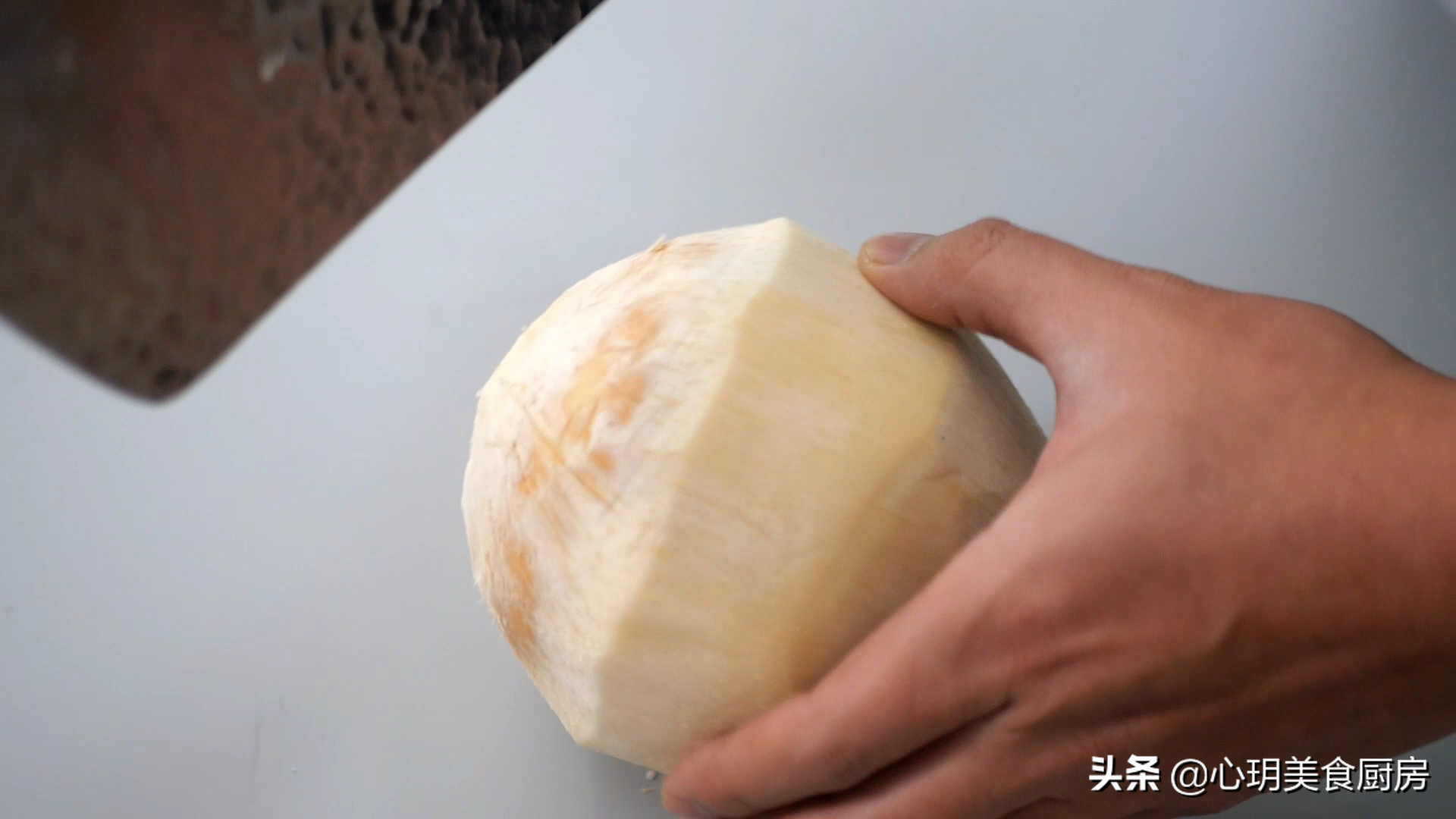 黑椰子怎么打开吃椰肉（硬壳椰子如何打开吃椰肉）-10