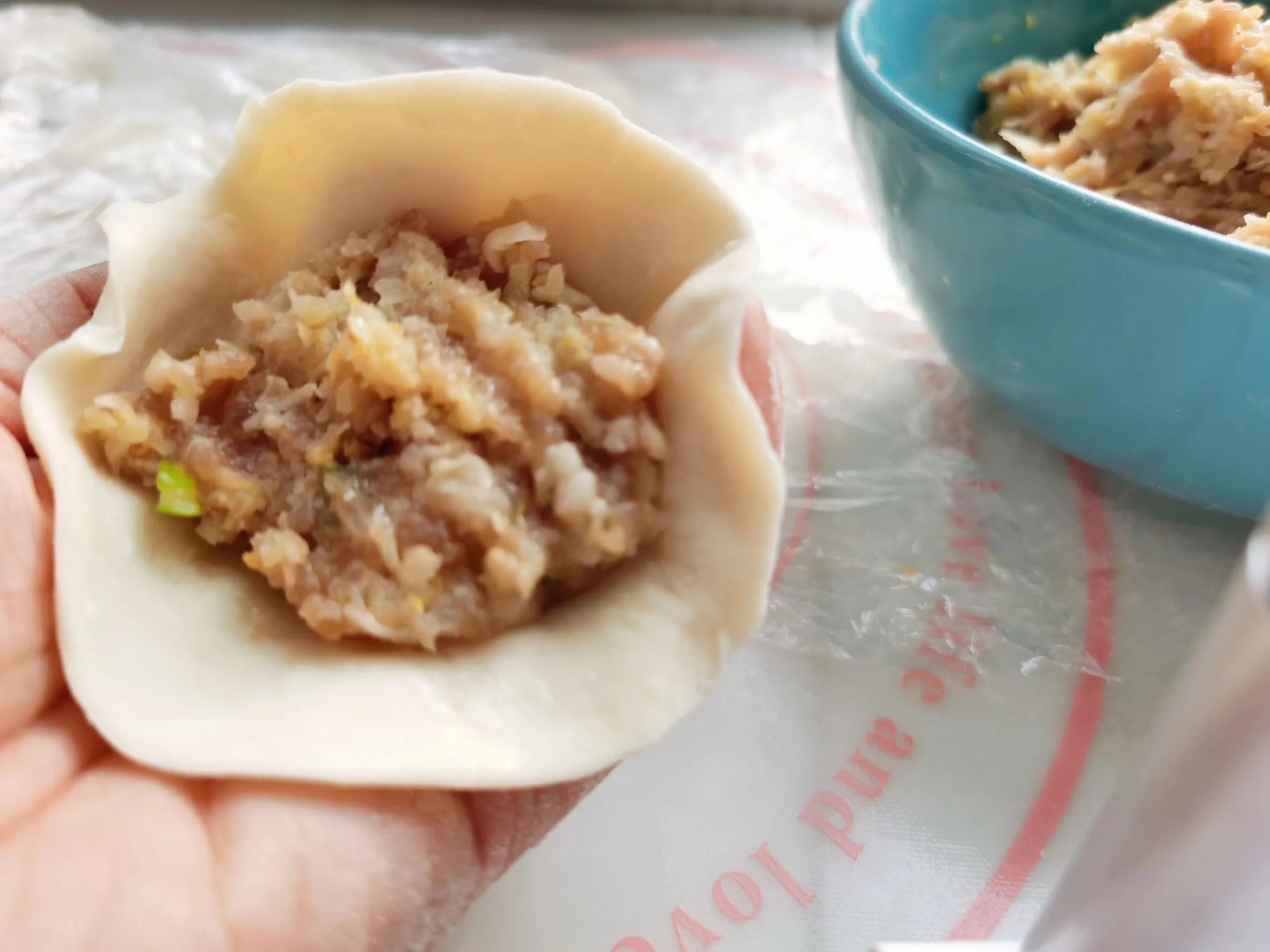 酸菜饼怎么做又软又好吃（酸菜馅饼的家常制作方法）-9