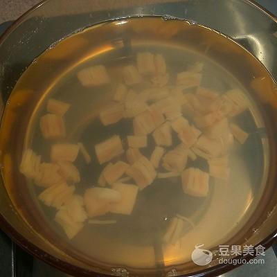 鸽子蛋的正确煮法怎样煮用以剥壳（三鲜鸽蛋汤的家常做法）-8