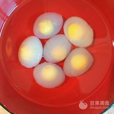 鸽子蛋的正确煮法怎样煮用以剥壳（三鲜鸽蛋汤的家常做法）-3