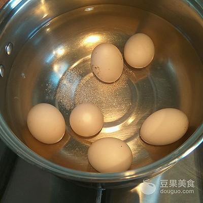 鸽子蛋的正确煮法怎样煮用以剥壳（三鲜鸽蛋汤的家常做法）-2