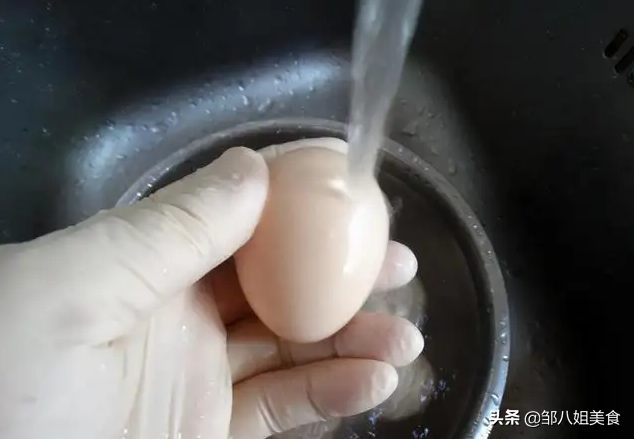 白煮鸡蛋一般煮多长时间（煮鸡蛋不粘壳的方法）-3