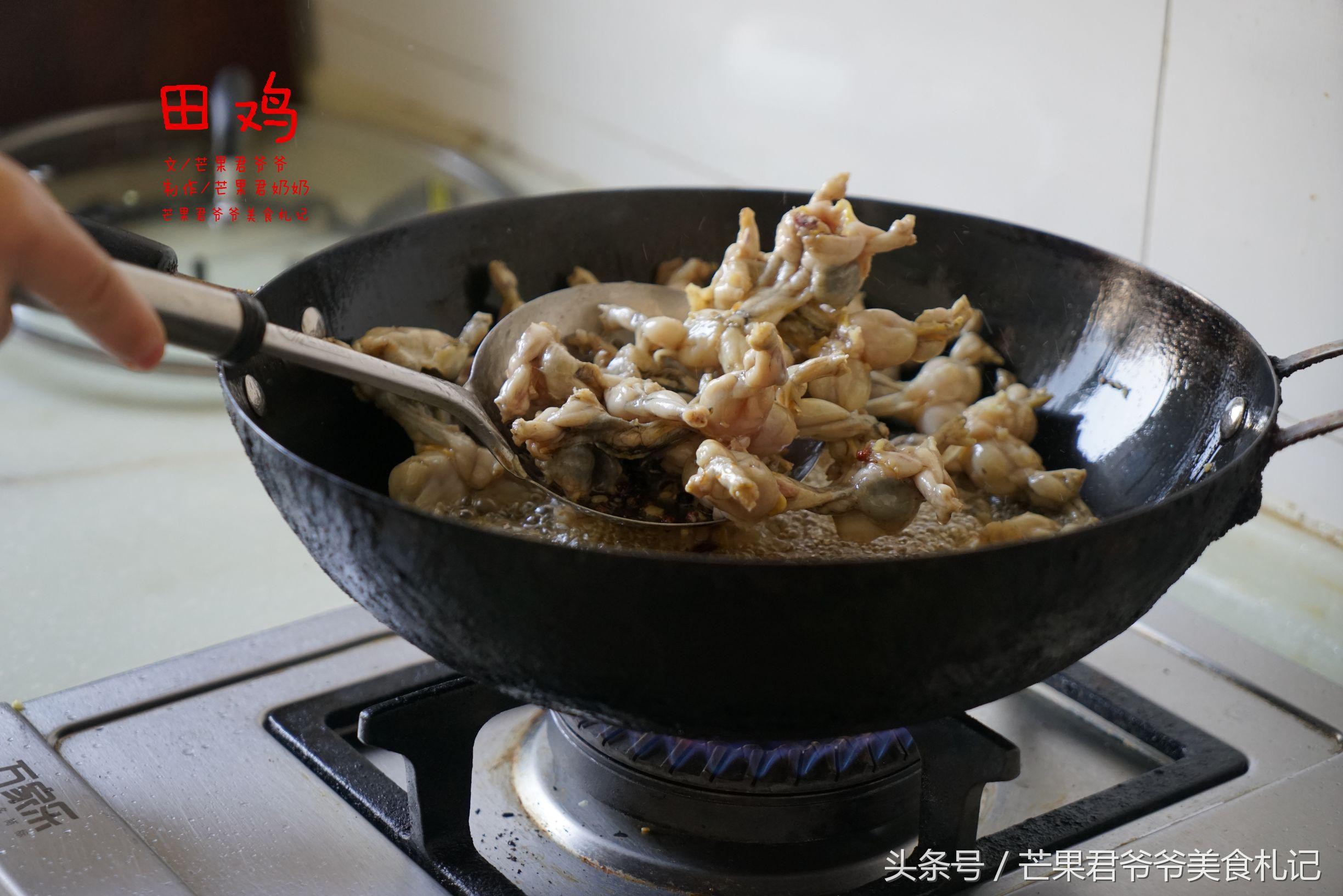 黄豆焖田鸡怎么做好吃（黄焖田鸡的做法）-5