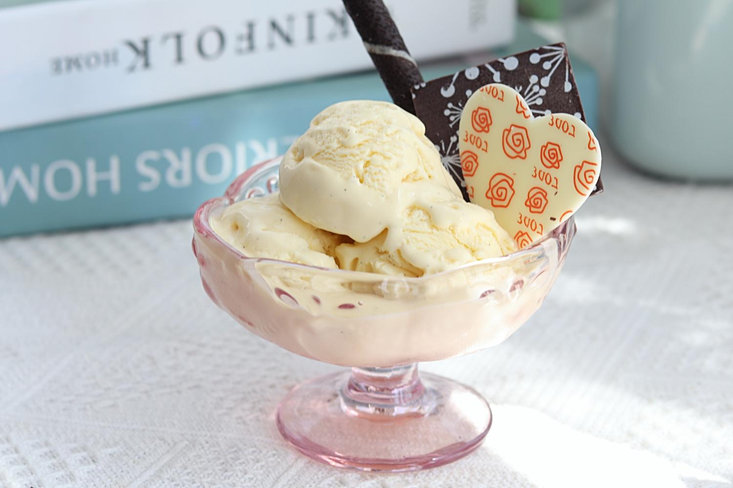 香草冰淇淋的做法和配方_用纯牛奶做雪糕最简单的方法-1