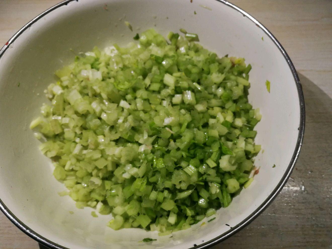 大肉芹菜饺子馅的做法（猪肉芹菜饺子馅怎么调）-5