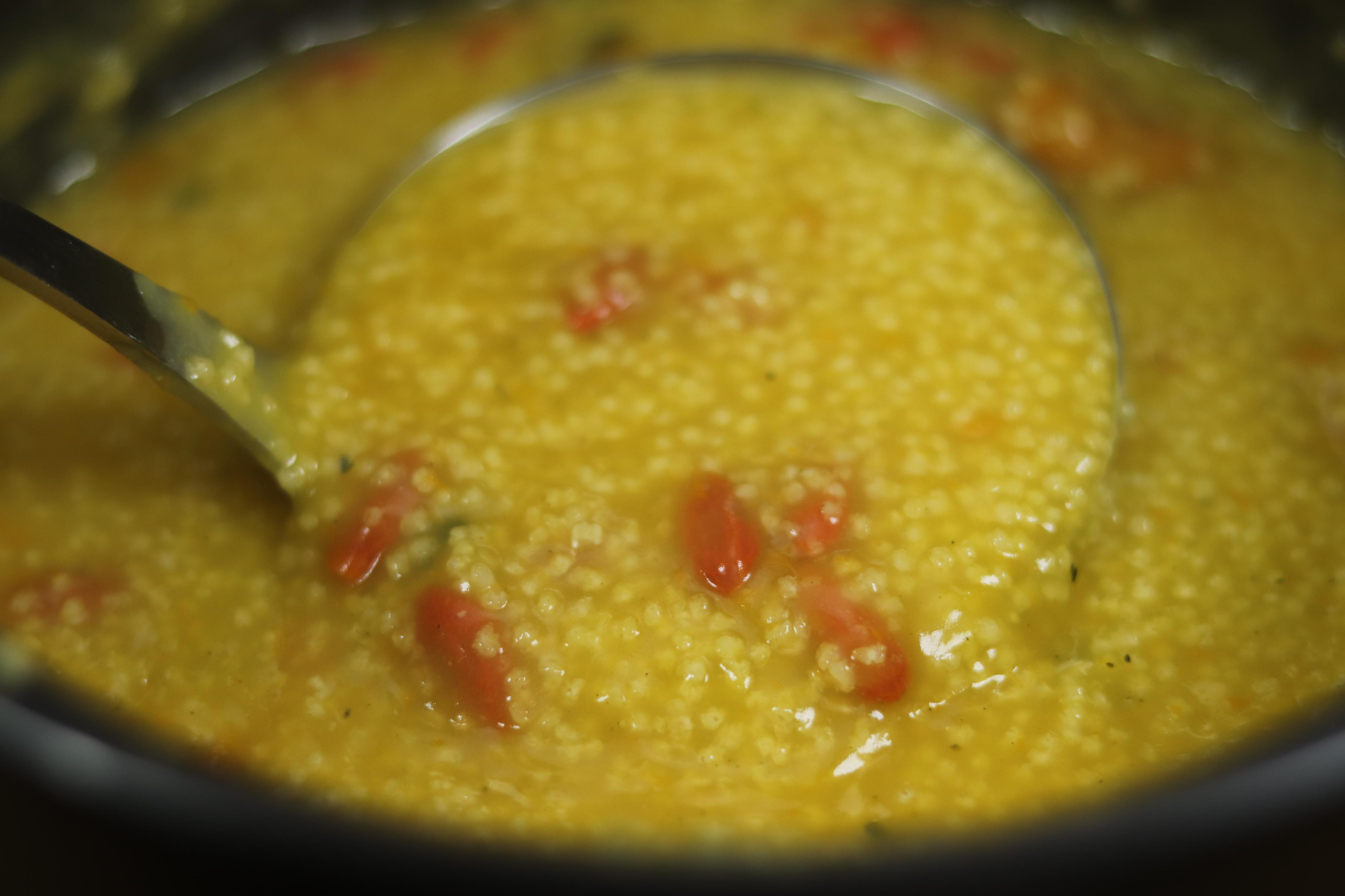 小米粥的做法水和米的比例（小米粥煮10分钟能熟吗）-1