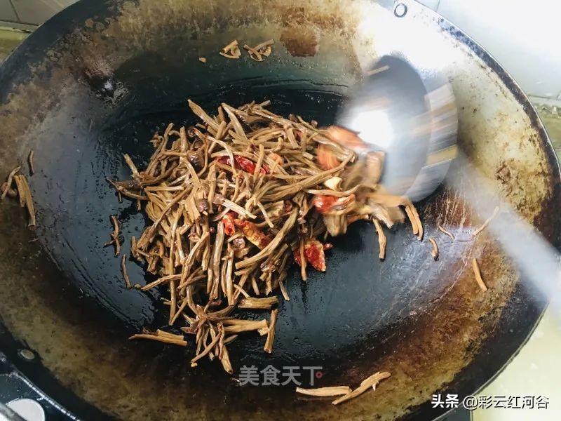 红烧肉焖茶树菇的做法分享-5