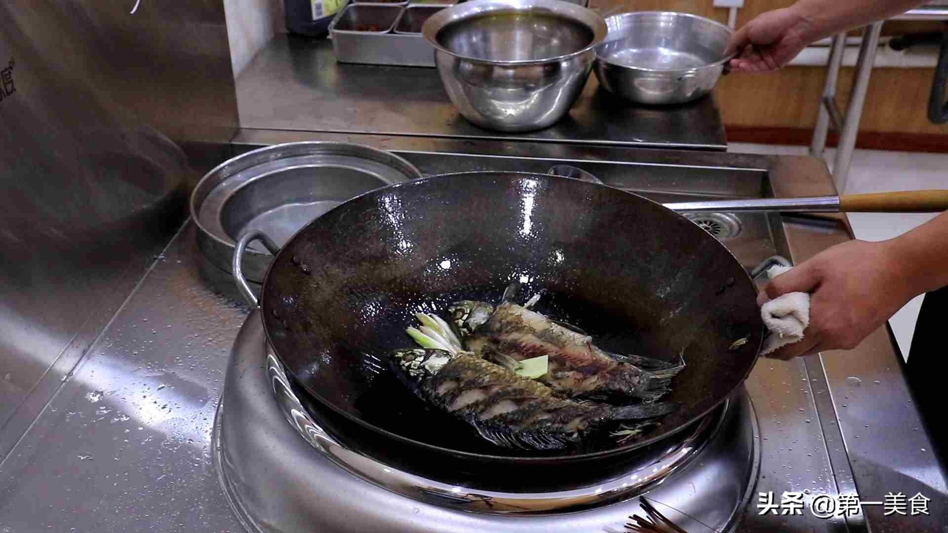 鲫鱼炖豆腐汤的做法又白又浓-4