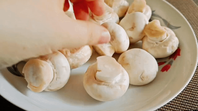 口蘑是什么季节的食物（口蘑炒莴笋的做法）-6