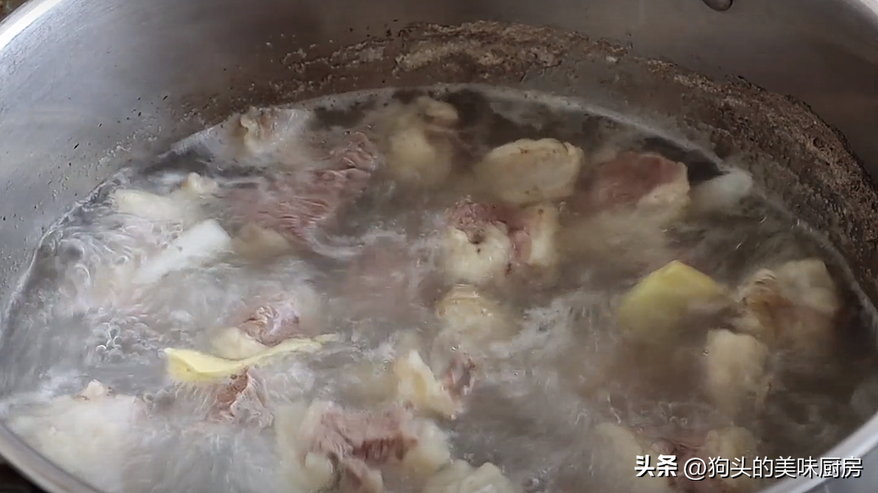 请问牛肉汤怎么做好吃（牛肉汤的熬制方法及配料）-6