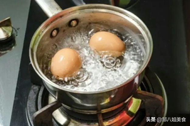 白煮鸡蛋一般煮多长时间（煮鸡蛋不粘壳的方法）-4
