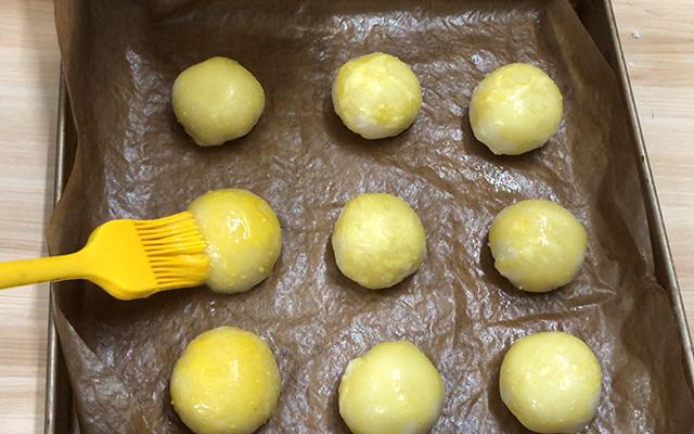 蛋黄酥的家庭做法怎么做（自制蛋黄酥的做法窍门）-7
