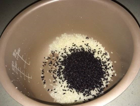 黑米和大米一起蒸米饭的做法（蒸黑米饭的做法教程）-4