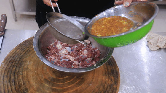 羊肉串怎么烤好吃又嫩 自制羊肉串的腌制方法窍门-5