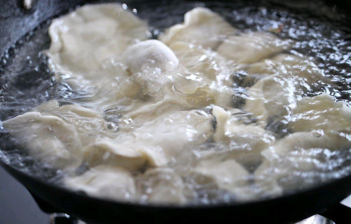 煮冷冻饺子是用热水还是冷水（煮饺子正确方法分享）-4