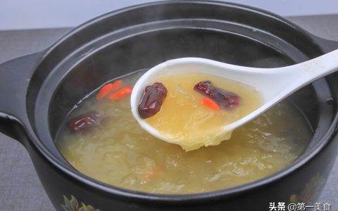 红糖银耳红枣汤的做法（炖银耳放冰糖还是红糖好）