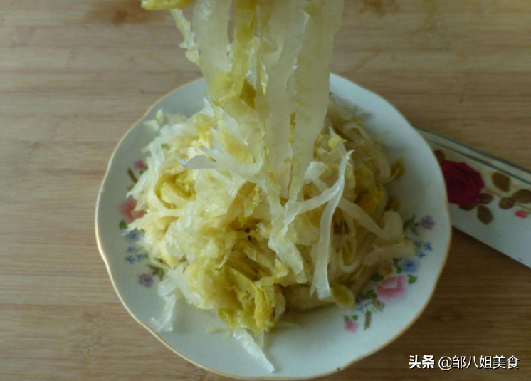 酸菜的做法腌制方法及过程（生腌酸菜的腌制方法窍门）-2