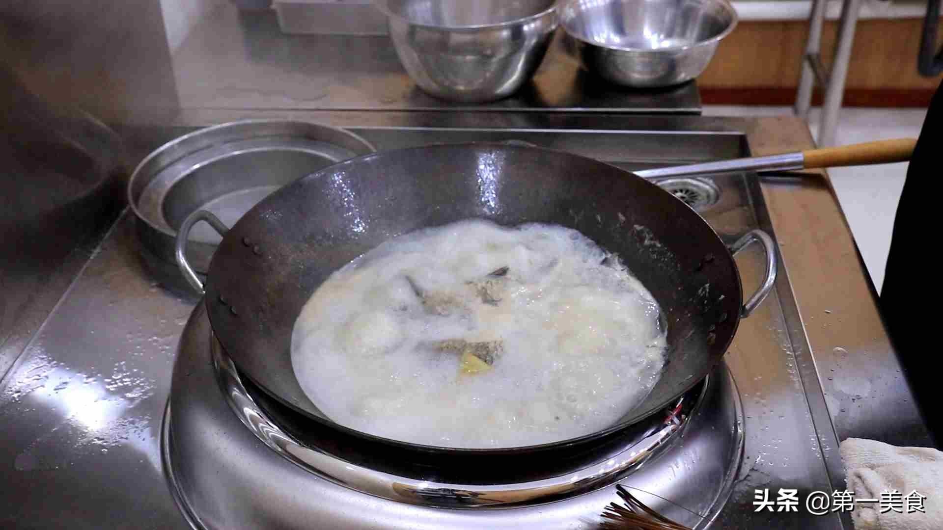鲫鱼炖豆腐汤的做法又白又浓-7