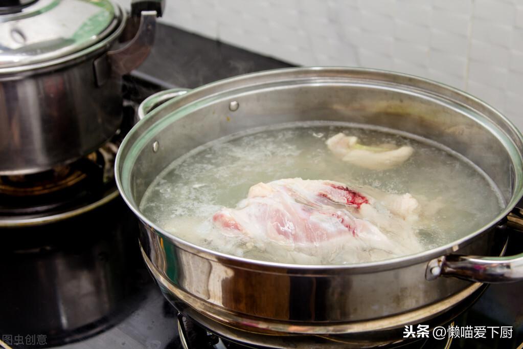 鸡肉焯水是冷水下锅还是热水下锅（怎样才能让鸡肉不柴）-3
