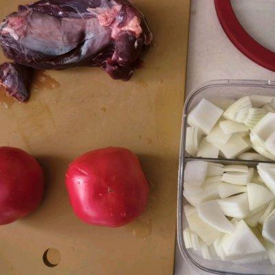 西红柿炖牛肉土豆的家常做法-2