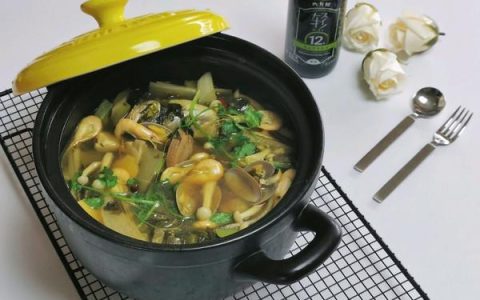 干海鲜锅底炖酸菜的家常做法