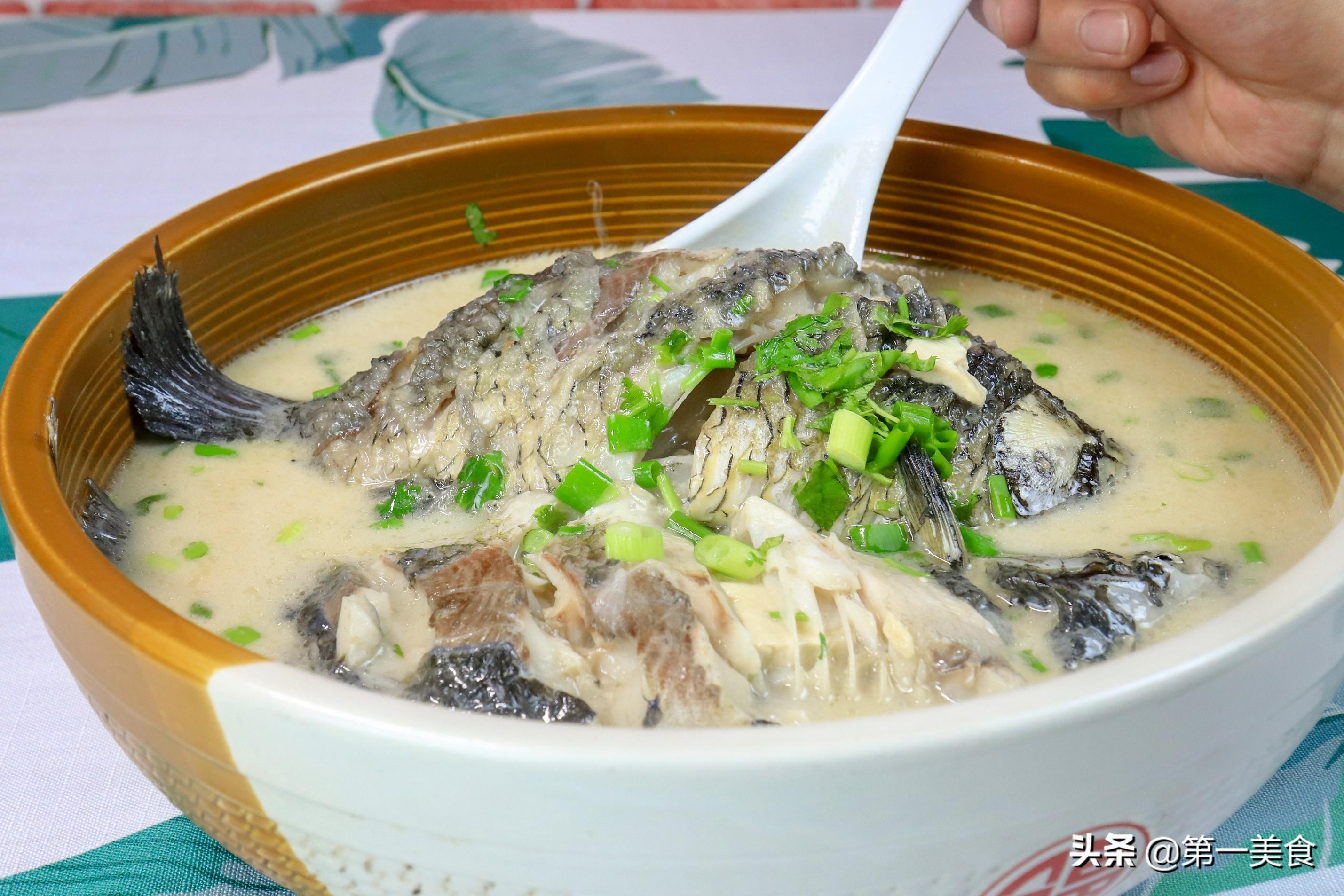 鲫鱼炖豆腐汤的做法又白又浓-1