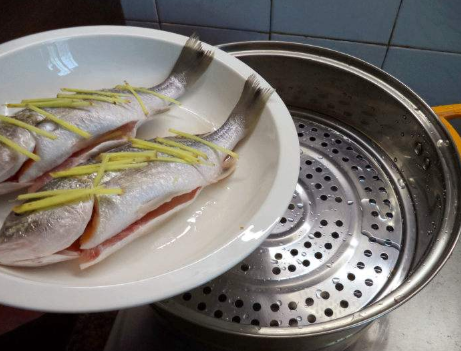 清蒸鲈鱼是冷水上锅还是热水上锅？-4