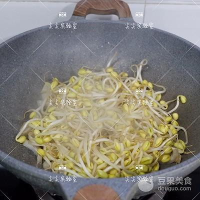 猪皮炒黄豆芽的家常做法教程-6