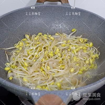 猪皮炒黄豆芽的家常做法教程-7