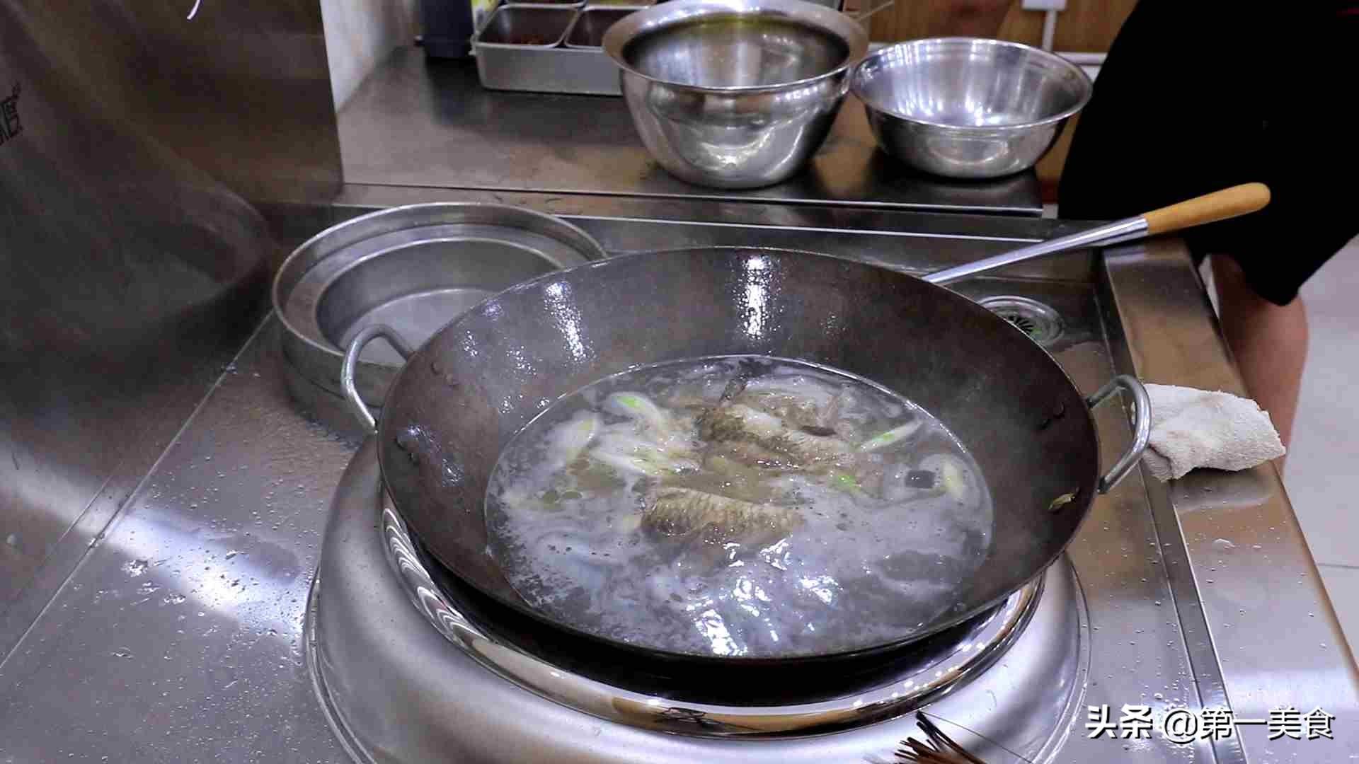 鲫鱼炖豆腐汤的做法又白又浓-5
