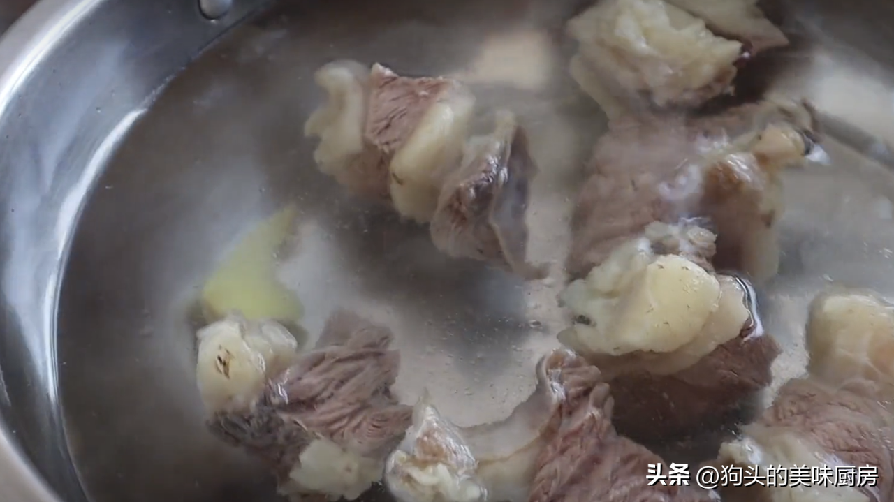 请问牛肉汤怎么做好吃（牛肉汤的熬制方法及配料）-7